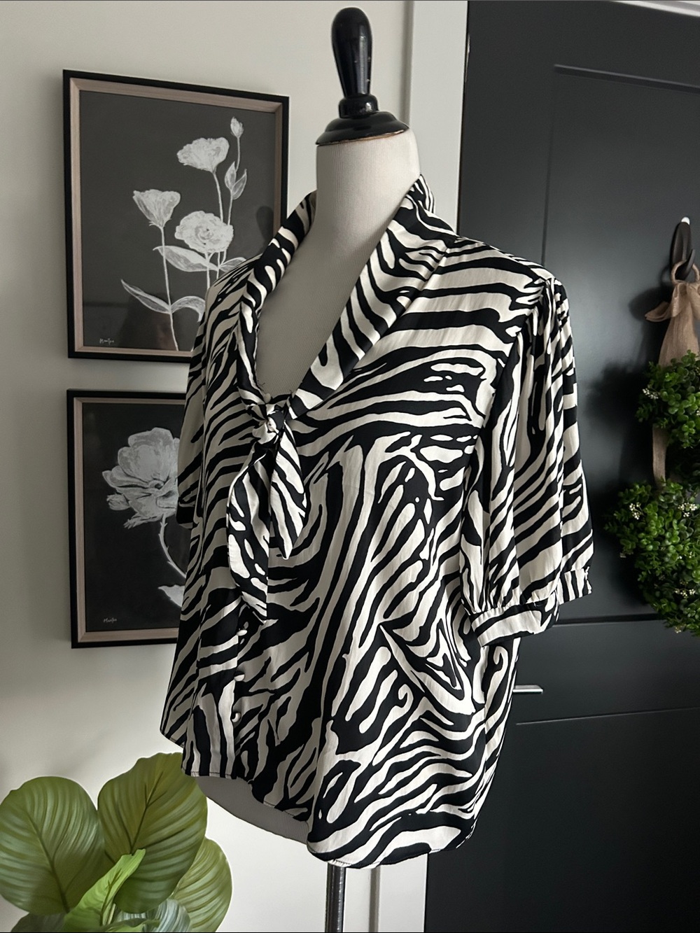 🦓 XL Zebra-Print Tie-Neck blouse short sleeve Top - Black & off White